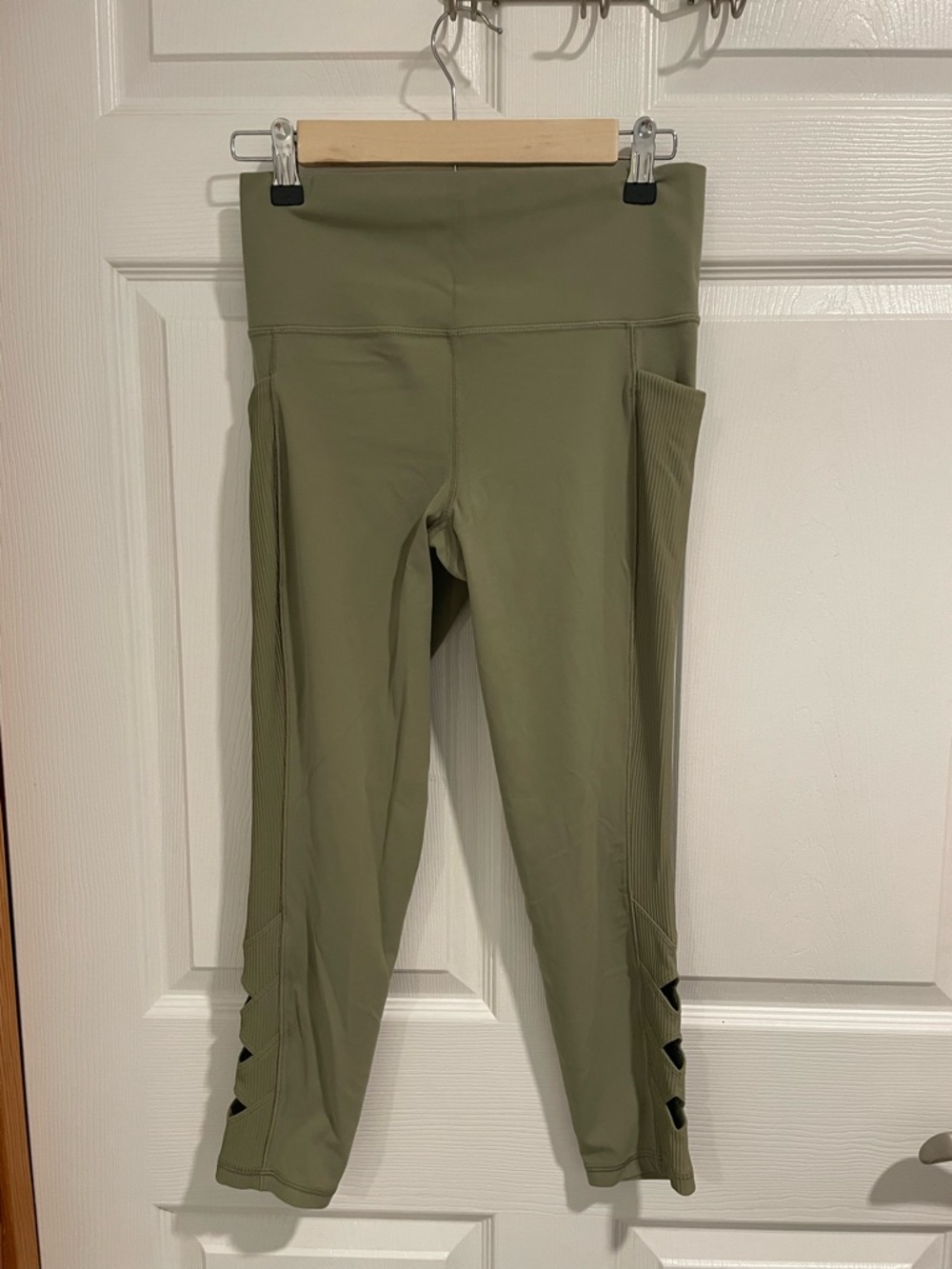 Lot of 3 athleta leggings size M salutation stash pocket and elation 7/8